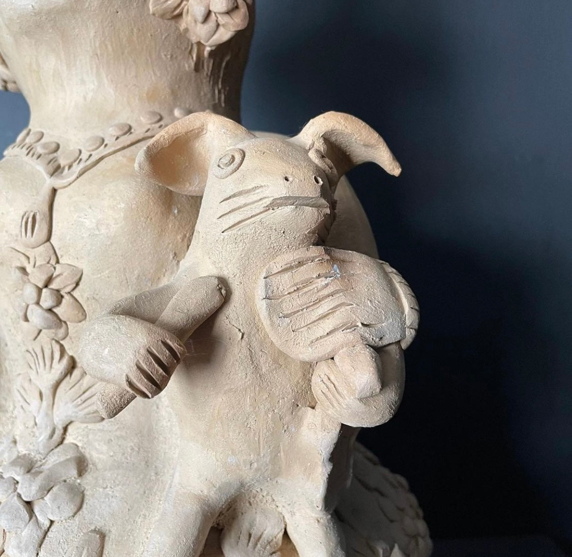 Ceramic Muñecas Statue