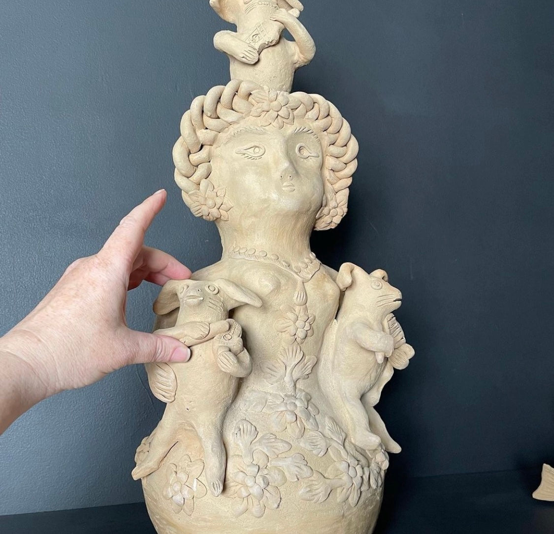 Ceramic Muñecas Statue
